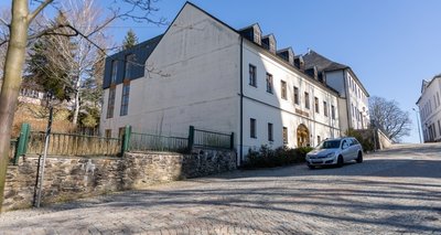 Stadtbibliotheksleiterin Anja Schamberger regt einen Anbau unterhalb an das bestehende Gebäude an. 