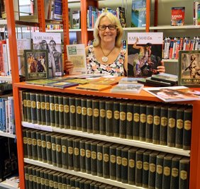 In der Stadtbibliothek von Hohenstein-Ernstthal hat man die Gesamtausgabe von Karl May im Angebot. Für Mitarbeiterin Sabine Scherm ist das quasi eine Frage der Ehre. Immerhin ist der Schriftsteller in der Stadt geboren. Besonders groß ist das Interesse der Bibliotheksnutzer an den Werken freilich nicht.