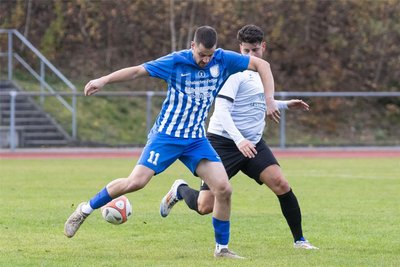 Nils Held (l.) traf beim 2:1-Sieg des ATSV Gebirge-Gelobtland beim BSV Gelenau (mit Maximilian Loos) zum zwischenzeitlichen 2:0.