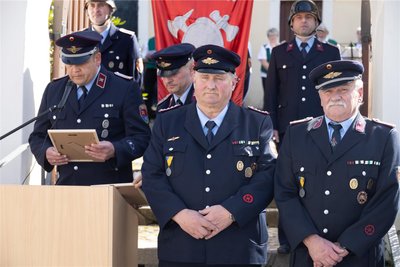 Zeremonie für mehr als 40 Jahre im aktiven Dienst der freiwilligen Feuerwehr: Bockaus Wehrleiter Martin Wollny (l.) hielt eine Laudatio auf Christoph Weber und Horst Herrmann (r.), die zum Ehren- beziehungsweise Ehrenoberbrandmeister ernannt wurden.