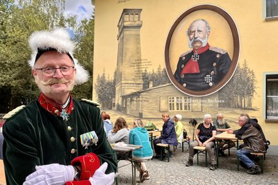 König Albert, seit vielen Jahren verkörpert von Heinz Gimpel, lädt am Samstag ab 10.30 Uhr zu einer Waldwanderung rund um „seinen“ Turm ein.