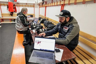 Die Fotografen Mario Jahn und Tommy Valdivia im Presseraum.