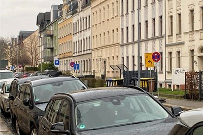 An der Rudolf-Liebold-Straße gibt es wegen einer Baustelle Halteverbote. Nur auf einer Seite darf geparkt werden. 