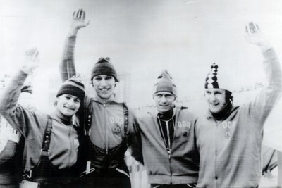 Bei der Nordischen Ski-WM 1978 in Lahti holte Konrad Winkler (2.v.l.) Gold im Einzel. Auf dem Foto: Verbandstrainer Gerd Höfer (2.v.r.), Ulrich Wehling (r.) und Andreas Langer. Uli Wehling holte damals Bronze, Andreas Langer wurde Vierter.