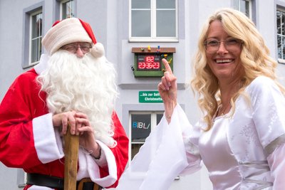 Weihnachtsmann und Engel haben in Seiffen den Countdown bis Weihnachten gestartet.