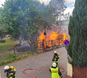 Dieser Schuppen am Unteren Stadtgraben in Hainichen stand am Mittwoch in Flammen. Eine Nachbarin alarmierte die Feuerwehr. 