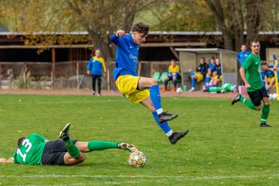 Fußball muss auch mal wehtun. Diese Erfahrung machte Zwönitz‘ Joey Landmann, der einen Treffer beim 3:0-Sieg beisteuerte, in dieser Szene, in der Florian Fritzsch die Grätsche auspackt.