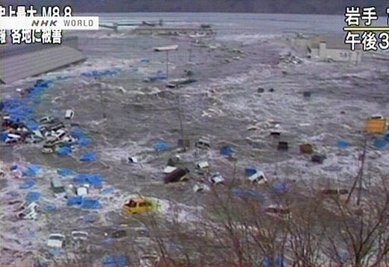 Ein schweres Erdbeben der Stärke 8,9 hat den Nordosten Japans erschüttert und hohe Tsunami-Wellen ausgelöst. Das Bild zeigt die Stadt Sendai, die in der Nähe des Epizentrums liegt und von einer meterhohen Tsunami-Welle erfasst wurde.