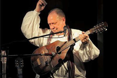 Jörg "Ko" Kokott und sein Mandoloncello bei einem früheren Konzert im Ratskeller Hainichen. 