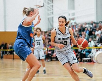 Hinter dem Einsatz von Center-Spielerin Tereza Hebisch (rechts, hier im Spiel gegen Bochum) steht am Samstag ein Fragezeichen. 