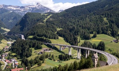 Reisechaos am Brenner: Die achtstündige Sperrung der Brennerautobahn am 30. Mai trifft viele Urlauber mitten in den Pfingstferien.