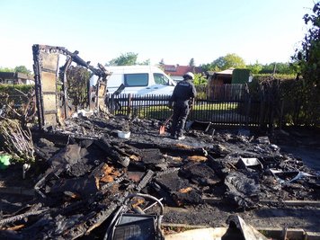 Die Feuerwehr musste am frühen Dienstagmorgen ein brennendes Holz-Gartenhaus in der Kleingartenanlage "Am Höllgraben" löschen. 