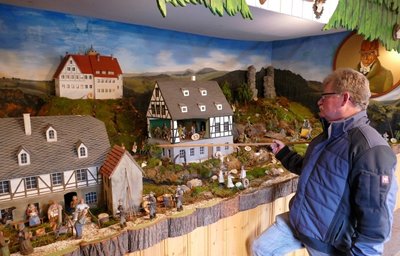 Mithilfe einer Tonbandaufzeichnung und eines Stabs präsentieren Thomas Stülpner und seine Vereinskollegen Besuchern des Stülpnerbergs die Lebensstationen des einstigen erzgebirgischen Volkshelden. 