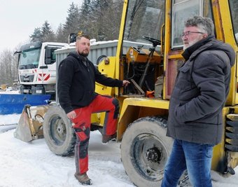 Da der Winter Einzug gehalten hat, kümmert sich Normen Bochmann (links) - hier im Gespräch mit Geschäftsführer Andreas Knorr - derzeit in erster Linie um die Säuberung und Wartung der Technik. 