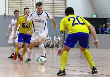 Über die Auszeichnung als bester Spieler durfte sich beim Winter-Cup der BSG Motor Zschopau Nick Tietze (Mitte) von den Gastgebern freuen. Im Finale zog er mit seinem Team jedoch gegen Geyer den Kürzeren. 