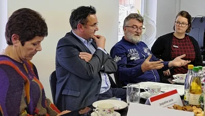 Reha-Beraterin Jacqueline Jacob sowie Geschäftsführer Sven Schulze von der Arbeitsagentur Annaberg, Andreas Knorr und die Inklusionsbeauftragte der Handwerkskammer Chemnitz, Julia Berger (von links), tauschen sich aus.