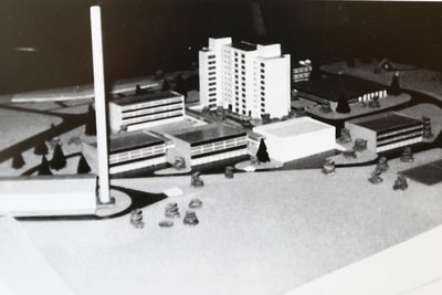 Das Modell zeigt den Entwurf für den Sportkomplex mit Schule, Internat und Turnhallen auf dem Sparingberg in Oberwiesenthal. 1980 wurde die Schule eröffnet, Claudia Nystad wohnte noch im Hochhaus während ihrer Zeit im Internat.