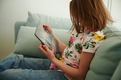 Kinder und Jugendliche sind im Netz vielen Gefahren ausgesetzt - Experten von Jugendschutz.net registrierten mehr als 15.000 Jugendschutzverstöße im vergangenen Jahr. (Symbolbild)
