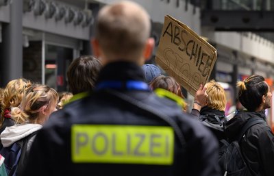 Mit einer Mahnwache protestierten Menschen am Flughafen Leipzig/Halle gegen den Abschiebeflug.