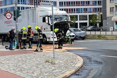 An der Kreuzung Bahnhofstraße/Brückenstraße geriet das Motorrad unter den Laster.