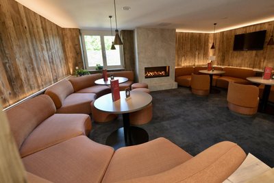 Eine Kamin-Lounge entstand anstelle des alten Raucherraums.