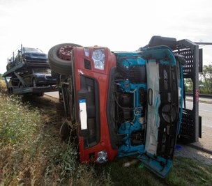 Die Autobahn 72 nahe Taltitz kurz nach dem Unfall: Der Autotransporter war nach rechts von der Fahrbahn abgekommen und anschließend umgekippt. Der Anhänger blieb auf den Rädern stehen.