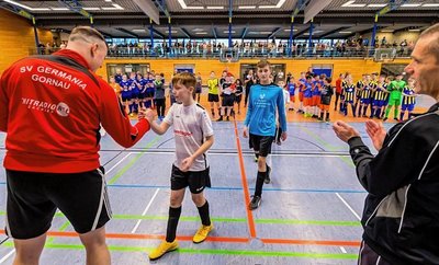 Zum 6. Gornauer Hallenpokal gehörte auch das Turnier der D-Junioren. In diesem nahmen am Ende die Nachwuchskicker der Spielgemeinschaft Gornau/Amtsberg den Siegerpokal in Empfang. 