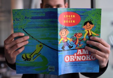 "Lolek und Bolek" in der Hand. Die Abenteuer der beiden Figuren werden in Buchform neu aufgelegt