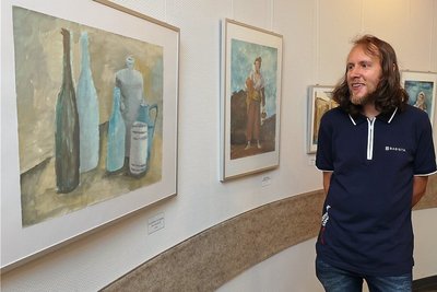Mario Schmidt (links) fachsimpelt mit Rainer Döhling vom Verein Falkart über seine ausgestellten Bilder im Falkensteiner Hotel.