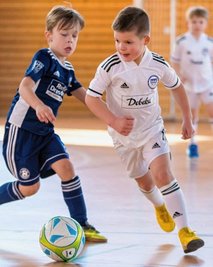 Zum Auftakt des "7-Täler-Energie-Cups" in Olbernhau waren die Bambini der Gastgeber (weiß) am Ball.