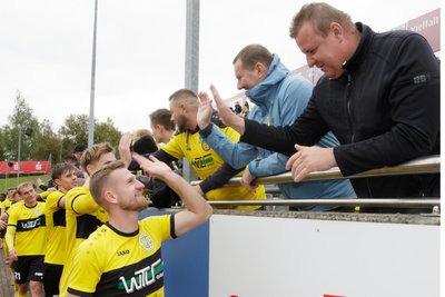 Alexander Morosow und seine Teamkameraden klatschten nach dem Spiel zufrieden mit den Fans ab.