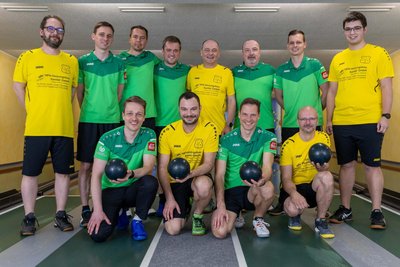 In der alten Saison empfingen die Kegler aus Hirschfeld (gelbe Trikots) die SG Hohentanne am letzten Spieltag und siegten knapp mit 5:3.