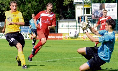 Patrick Sonntag (links) vergab in der zweiten Halbzeit eine Großchance. Der Kamenzer Keeper Jaroslav Jordak parierte den Schuss.