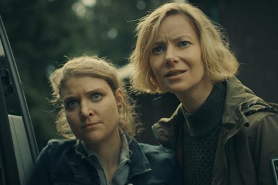 Karina Szabo (Lara Mandoki, r.) und Saskia Bergelt (Teresa Weißbach, l.) vernehmen gemeinsam einen Verdächtigen.