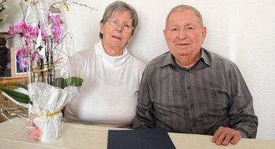 Karin und Claus Frankesind seit 60 Jahren verheiratet. Den Oberbürgermeister, der Glückwünsche überbrachte, haben sie zu ihrer Eisernen Hochzeit in fünf Jahren schon mal langfristig eingeladen. 