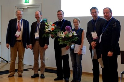 von links: Prof. Dr. Rudolf Lied (Stiftung zur Förderung der "Wissenschaftlichen Schule Zunker-Busch-Luckner"), Prof. Dr. Michael Schlömann (TU Bergakademie Freiberg) neben den beiden Preisträgern, Dr. Andre Simon und Dr. Sophie Ullrich, und Felix Dilek (Dresdner Grundwasserforschungszentrum) und Prof. Dr. Carsten Drebenstedt (TU Bergakademie Freiberg)