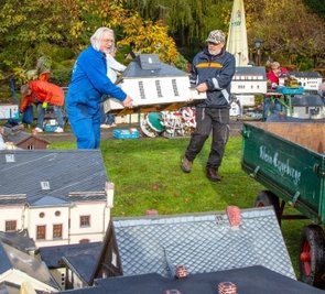 Mit der traditionellen Häuserabfahrt beendeten die Mitglieder des Vereins Klein-Erzgebirge im November 2021 die Saison.
