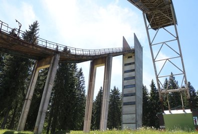 Am Schanzenkomplex gibt es viel Sanierungsbedarf: die große Erzgebirgsschanze soll vielleicht touristisch genutzt werden.