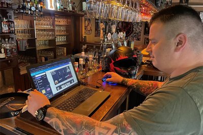 Letzte Bestellungen werden getätigt: Pupbetreiber und Initiator der Rockfestivals, Tobias Ahrens, bearbeitet am Laptop die Aufschriften der Banner für die Bauzäune rund um das Festivalgelände.