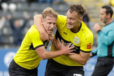 Die Plauener Torschützen unter sich: Max Winter (links) und Lucas Will (rechts) machten den zweiten Saisonsieg für den VFC perfekt.
