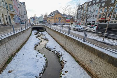 Es ist schwer vorstellbar, dass die vermisste Frau vom Rödlitzbach in Lichtenstein (im Bild) bis in die Mulde gelangte. Doch am 15. Juni führten die Bäche der Region viel mehr Wasser.