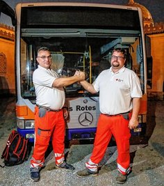 Der Hilfstransport aus Hainichen ist in Marokko angekommen. René Illig (l.) und Kenny Göbel vom DRK-Kreisverband haben die Fahrt gut gemeistert. 