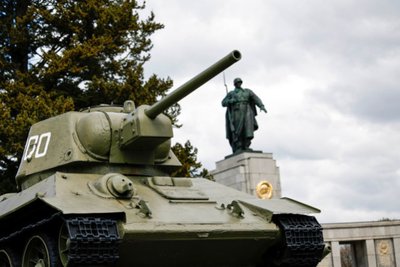 Ein sowjetische Panzer vom Typ T-34 steht neben dem Zugang zum Sowjetischen Ehrenmahl im Berliner Tiergarten. 