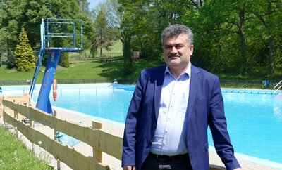 Im Freibad Dittersdorf hält Sylvio Krause spätestens in fünf Jahren eine grundlegende Sanierung für nötig. 