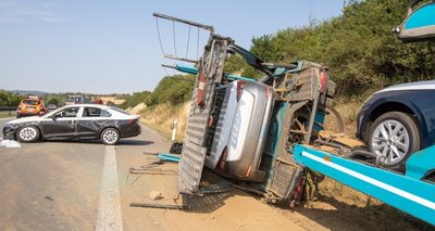 Zwei fabrikneue Pkw der Marke Skoda stürzten vom Transporter auf die Straße und wurden stark beschädigt, ein weiterer Pkw wurde eingeklemmt.