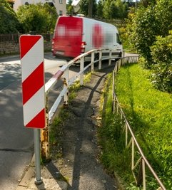 Die Gefahrenstelle in Mauersberg: Der Fußweg ist nicht nur marode, sondern auch viel zu eng. 