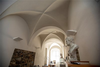 Dieser Gang des Vogtlandmuseums führt von der Nobelstraße gerade auf den Kellereingang zu. Diente er einst als Durchgang für die Teilnehmer an jüdischen Ritualen?