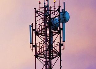5G-Masten schließen Funklöcher - und leuchten Teststrecke aus - So ein Funkantennenmast wird auf einem Grundstück an der B 101 zwischen Schwarzenberg und Grünstädtel errichtet.