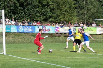 6:0 beim VfB Schöneck: Wie der VfB Empor Glauchau im Pokal den Spitzenreiter der Fußball-Landesklasse entzauberte - Der Glauchauer Stürmer Lucien Hertel (rechts) ist den entscheidenden Tick schneller am Ball und trifft zum 2:0.