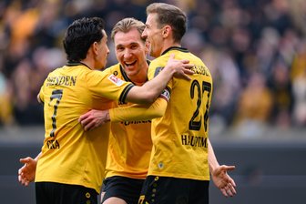 6:0: Dynamo Dresden feiert Schützenfest gegen Münster und ein kurioses Tor des Kapitäns - Dresdens Niklas Hauptmann (re.) jubelt nach seinem kuriosen Tor zum 3:0 mit Jason Ceka (li.) und Vincent Vermeij.